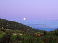 Pleine lune dans le ciel pourpre de Baie-St-Paul