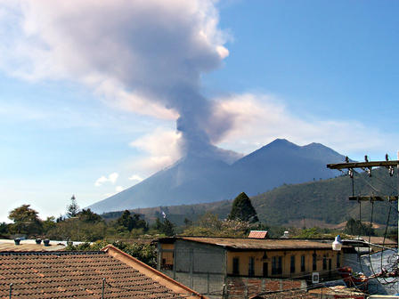 Fuego, le volcan en éruption de Antigua au Guatemala