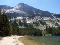 Un lac magique dans les montagnes du parc Yosemite