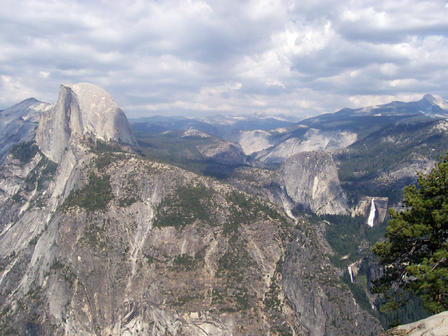 Le Half Dome de Yosemite et la Vernal Fall