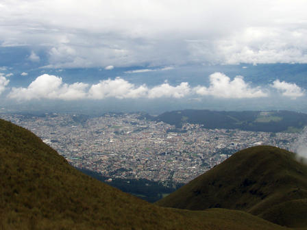 La ville de Quito vue du haut des montagnes